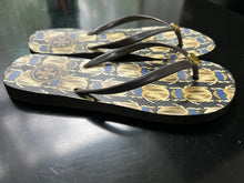 Load image into Gallery viewer, 8.19.22 SHOES Sz 8 Tory Burch Brown Scarab Flip Flops/Sandals
