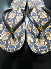 Load image into Gallery viewer, 8.19.22 SHOES Sz 8 Tory Burch Brown Scarab Flip Flops/Sandals
