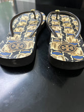 Load image into Gallery viewer, 8.19.22 SHOES Sz 8 Tory Burch Brown Scarab Flip Flops/Sandals
