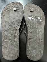 Load image into Gallery viewer, 8.19.22 SHOES Sz 8 Tory Burch Brown Scarab Flip Flops/Sandals

