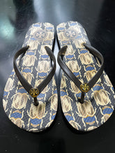 Load image into Gallery viewer, 8.19.22 SHOES Sz 8 Tory Burch Brown Scarab Flip Flops/Sandals
