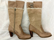 Load image into Gallery viewer, 11.20 BOOTS Sz 6.5 UGG Raya 5598 Taupe Leather Block Heel w/Sheepskin Trim
